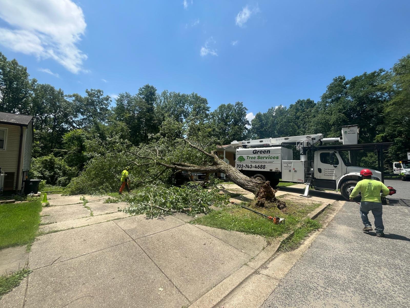 Emergency tree removal crew responding in Warrenton VA